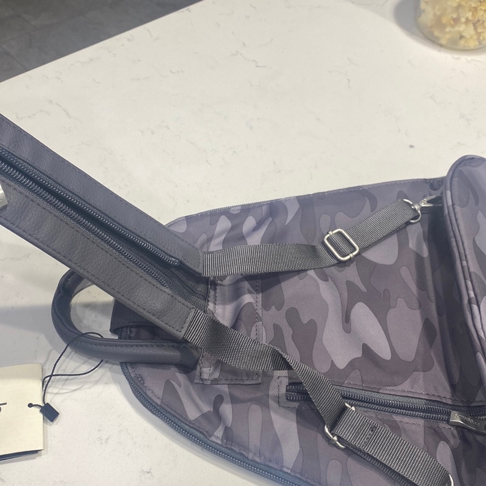 🤍🖤🆕Baggallini MM Metro Backpack, Dark Gray Camo - Picture 6 of 10